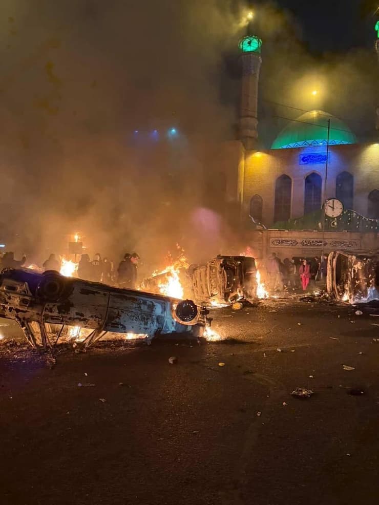 רכבים שהוצתו במחאות בטהרן