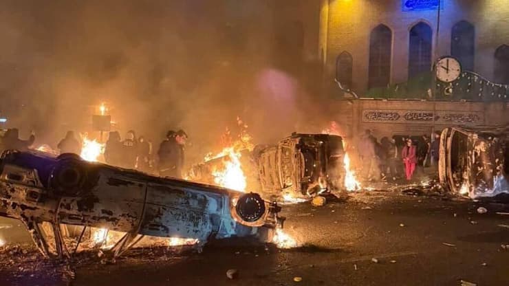 רכבים שהוצתו במחאות בטהרן