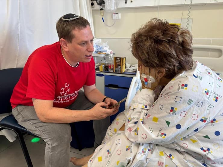 משה סוויל מנכ"ל עמותת "משפחת אחת" בביקור חולים אצל אם שכולה הנעזרת בעמותה