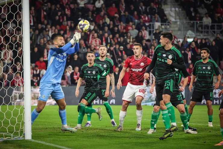 שחקן הפועל באר-שבע איגור זלאטנוביץ' מול שוער מכבי חיפה גיאורגי ירמקוב, פייר קורנו, דולב חזיזה, קני סייף