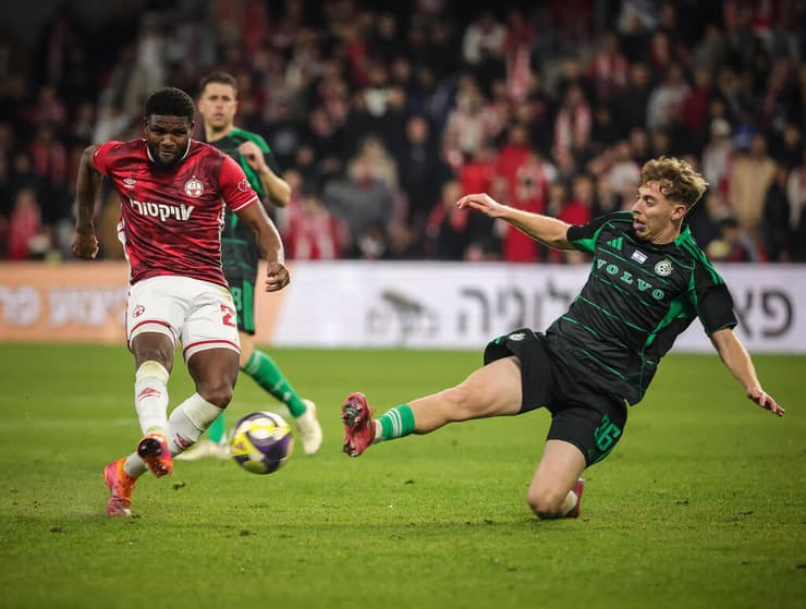 שחקן מכבי חיפה נבות רטנר מול שחקן הפועל באר-שבע לוקאס ונטורה