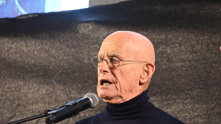 עמי איילון נואם בהפגנה בכיכר הבימה נגד הממשלה