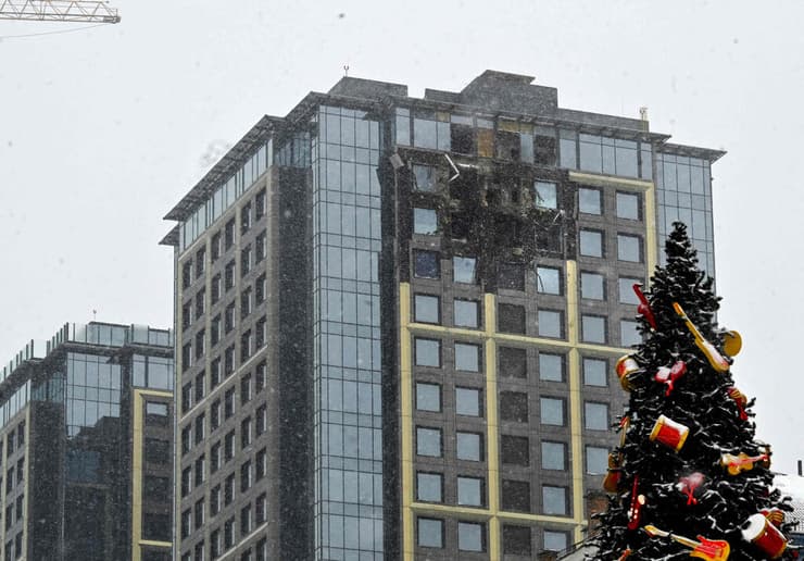 בניין שנפגע בקייב במתקפה ביום חמישי, שכללה לצד ה"אורשניק" על לבוב עוד עשרות טילים אחרים ו-242 כטב"מים. 4 נהרגו בעיר הבירה (צילום: Sergei SUPINSKY / AFP) נזק ב קייב אחרי מתקפה של רוסיה 9 בינואר