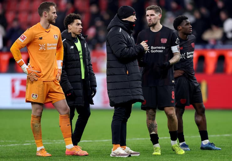 שחקני באייר לברקוזן אחרי ההפסד 4:1 לשטוטגרט בשבת