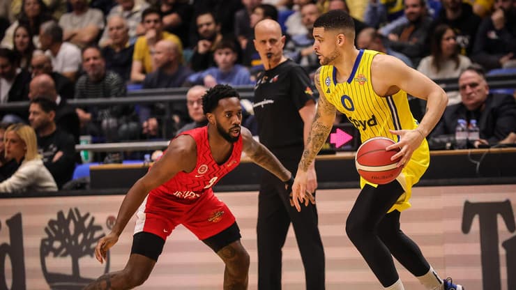 שחקן מכבי ת"א איפה לונדברג מול שחקן הפועל ירושלים קאדין קרינגטון