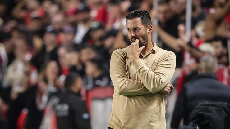 מאמן הפועל פ"ת עומר פרץ