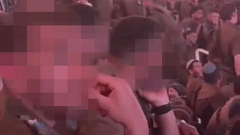 חיילים דתיים עוזבים את הארנה פיס בירושלים עקב שירת נשים ותמונות שטענו שלא הולמות