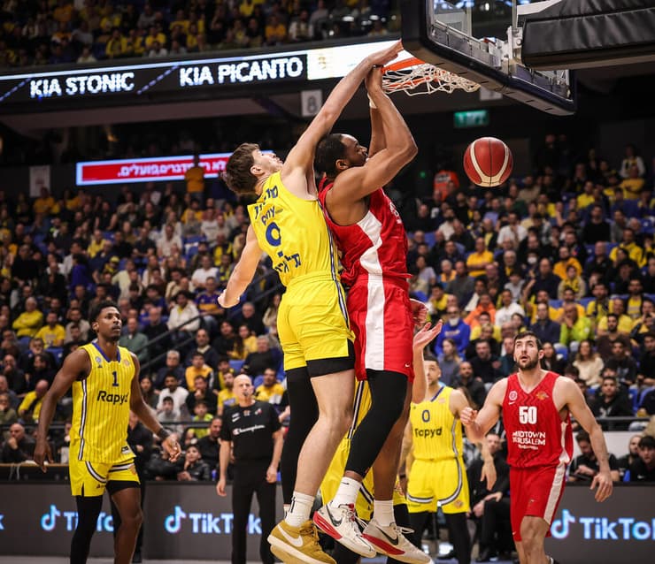 שחקן הפועל ירושלים אוסטין וויילי מול שחקן מכבי ת"א רומן סורקין