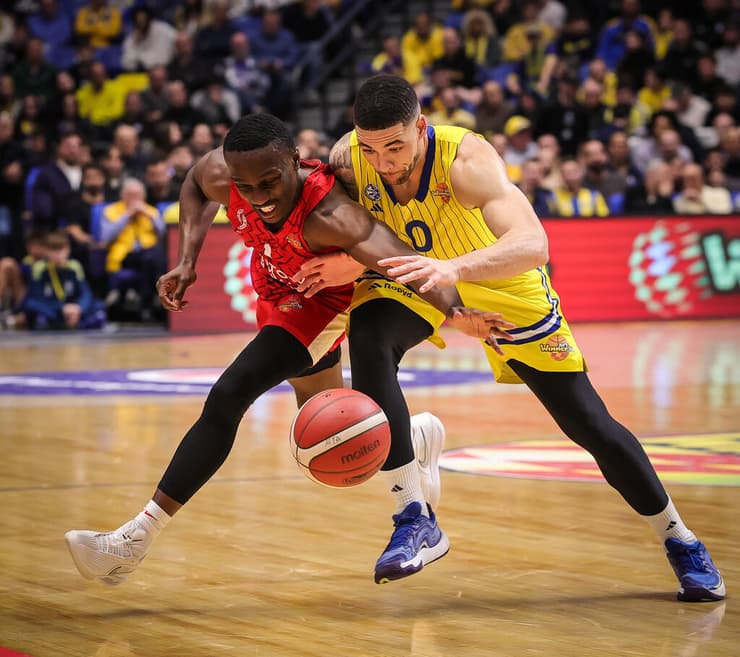 שחקן מכבי ת"א איפה לונדברג מול שחקן הפועל ירושלים ג'ארד הארפר