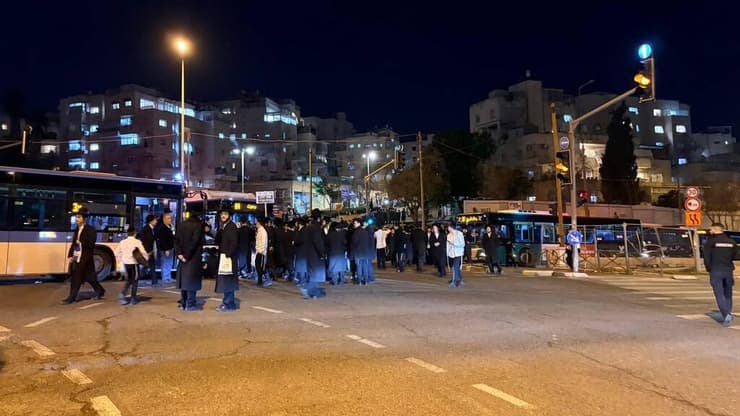 חרדים קיצונים חוסמים צומת סמוך לבר אילן בירושלים