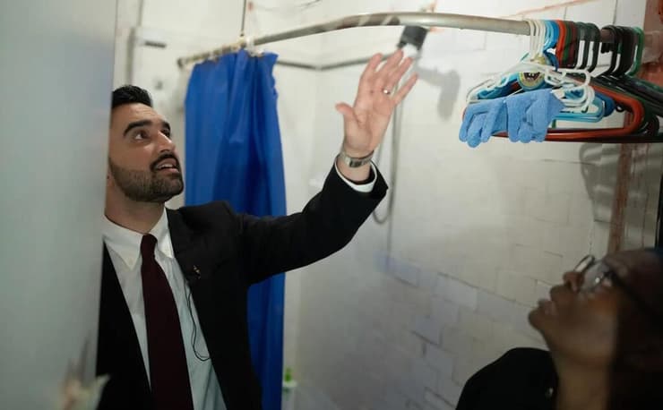 ביקור מתוקשר (צילום: Michael Appleton/Mayoral Photography Office) ממדאני בודק את הבניין