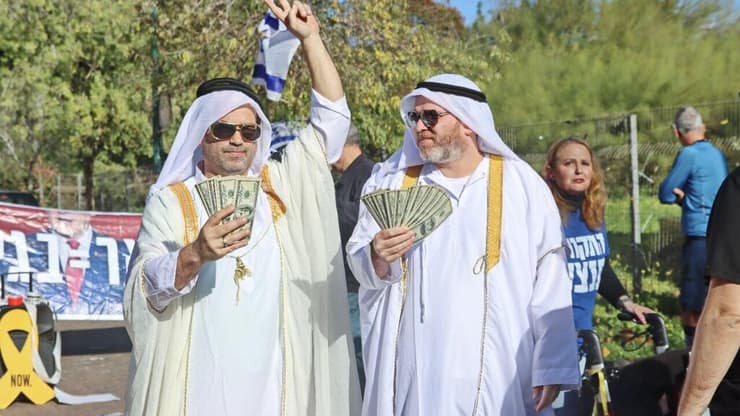 מפגינים מול ביתו של שר החינוך יואב קיש בהוד השרון