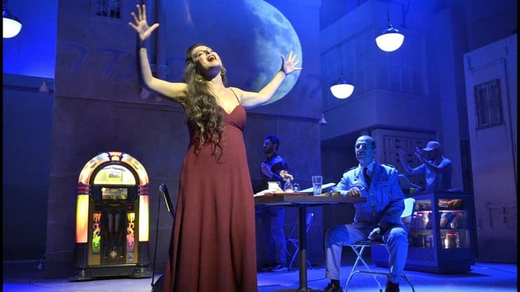 תנאי הבסיס עצמם אינם עושים חסד עם החומר. מתוך "ביקור התזמורת" (צילום: יוסי צבקר) מתוך "ביקור התזמורת"