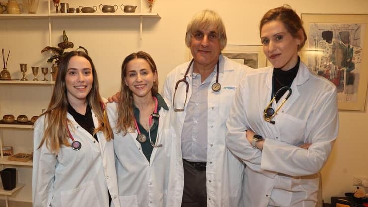 מימין לשמאל: הדס, ד"ר דן רורמן, אלה ודפנה