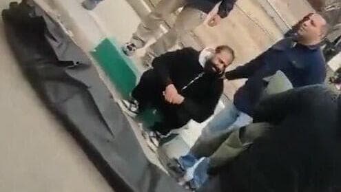 קרובי משפחה של מפגינים לצד גופותיהם עשרות גופות של מפגינים בעיר קחריזאק באיראן, וקרובי ההרוגים מתייפחים לידם