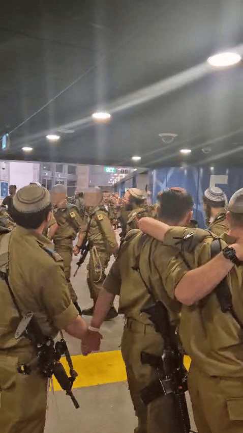 החיילים הדתיים רוקדים מחוץ לאולם ממנו יצאו בעקבות שירת הנשים