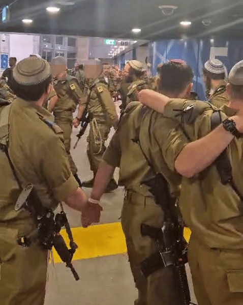 החיילים הדתיים רוקדים מחוץ לאולם ממנו יצאו בעקבות שירת הנשים