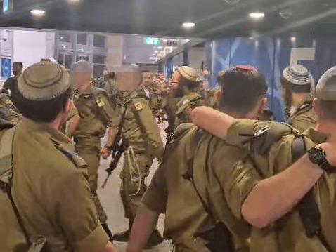 החיילים הדתיים רוקדים מחוץ לאולם ממנו יצאו בעקבות שירת הנשים