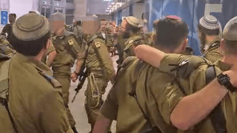 חיילים דתיים רוקדים מחוץ לאולם החיילים הדתיים רוקדים מחוץ לאולם ממנו יצאו בעקבות שירת הנשים