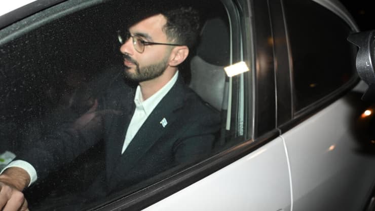  עומר מנצור, דובר בלשכת רה"מ, יוצא מהחקירה בלהב 433