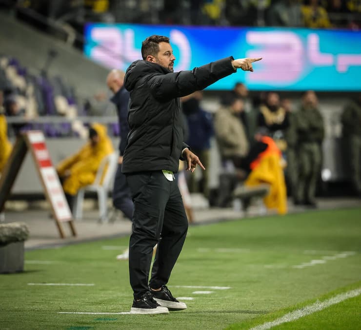 מאמן הפועל פ"ת עומר פרץ