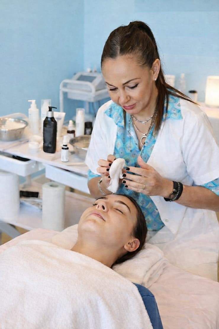 רויטל סלע (באדיבות המצולמת) ד"ר ענבל גרינהאוס - מנהלת אשפוז יום אונקולוגי במכון האונקולוגי בשיבא, סימה אבו - מנהלת אדמניסטרטיבית במערך האונקולוגי, רויטל סלע, מנכ"ל לוריאל ישראל - אלי שגיב ואילן מרגלית