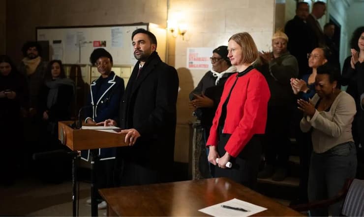 מאותת לבייס הפוליטי. הביקור המוניצפלי בבניין המתפורר (צילום: Michael Appleton/Mayoral Photography Office) ממדאני בודק את הבניין