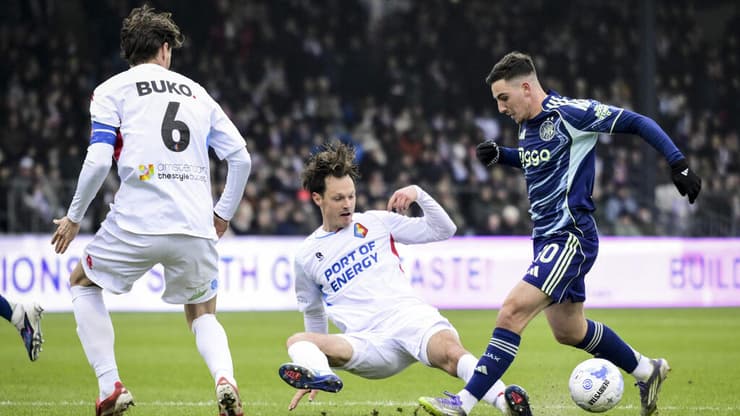 חזר לכבוש בליגה. גלוך (צילום: Olaf KRAAK / ANP / AFP) שחקן איאקס אוסקר גלוך