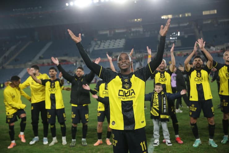 שחקני בית"ר חוגגים, אתמול בטדי (צילום: אלכס קולומויסקי) שחקני בית"ר