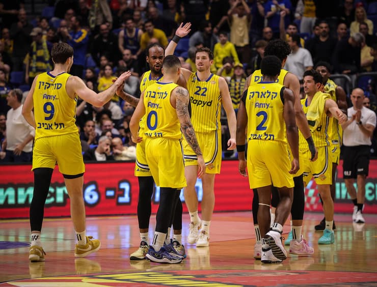 שחקני מכבי ת"א חוגגים 