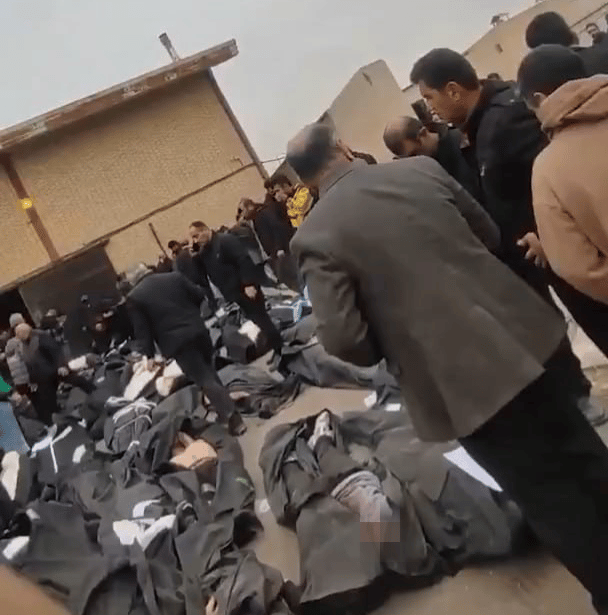 עשרות גופות של מפגינים בעיר קחריזאק באיראן, וקרובי ההרוגים מתייפחים לידם