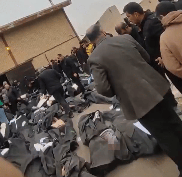 עשרות גופות של מפגינים בעיר קחריזאק באיראן, וקרובי ההרוגים מתייפחים לידם