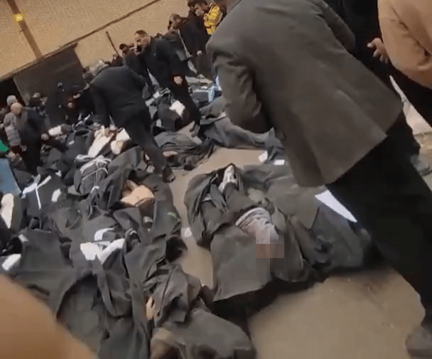 עשרות גופות של מפגינים בעיר קחריזאק באיראן, וקרובי ההרוגים מתייפחים לידם