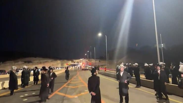 חרדים קיצונים חוסמים את כביש 38 במחאה על מעצר עריקים