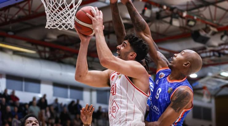 תומר גינת במאבק עם דריון אטקינס