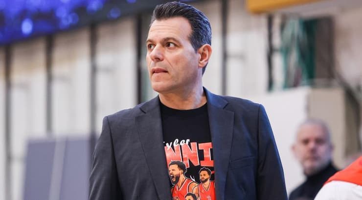 דימיטריס איטודיס עם החולצה של טיילר אניס