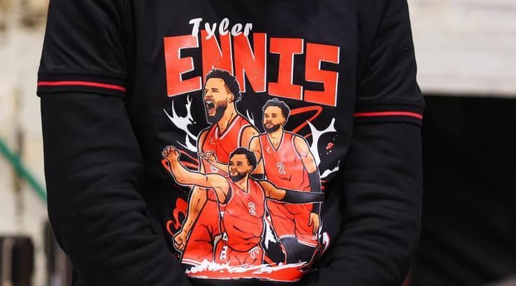 החולצה של הפועל תל אביב בשביל טיילר אניס