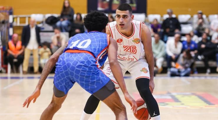 ים מדר עם הכדור