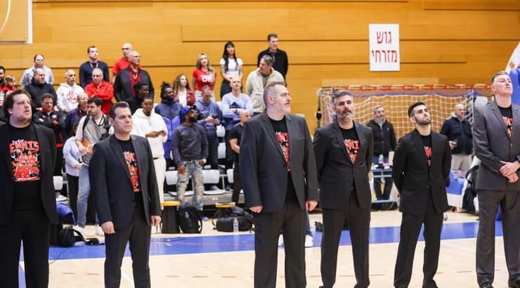 הצוות המקצועי של הפועל תל אביב עם החולצה