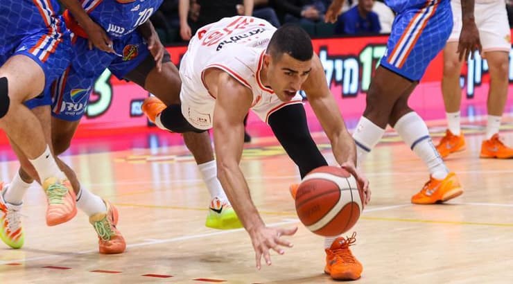 ים מדר עם הכדור