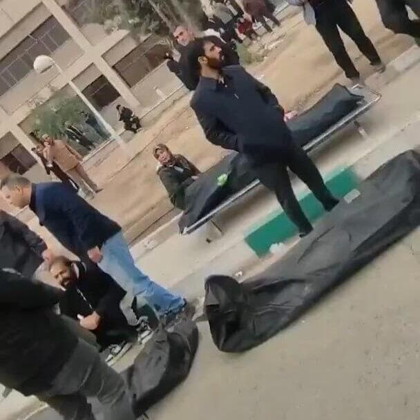 עשרות גופות של מפגינים בעיר קחריזאק באיראן, וקרובי ההרוגים מתייפחים לידם