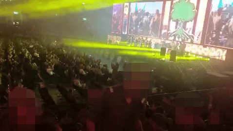 האירוע בירושלים - ועזיבת ההופעה חיילים דתיים עוזבים את הארנה פיס בירושלים עקב שירת נשים ותמונות שטענו שלא הולמות