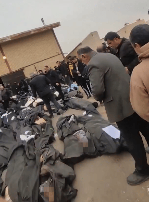 עשרות גופות של מפגינים בעיר קחריזאק באיראן, וקרובי ההרוגים מתייפחים לידם