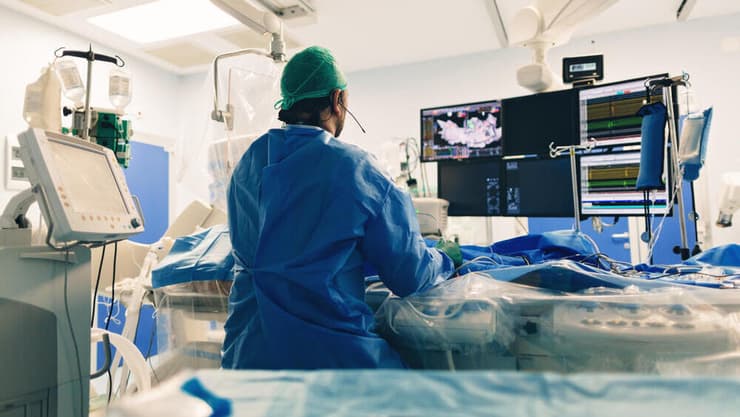 "החלטה זו תוביל לפגיעה קשה ומיידית בחולי לב". צנתור בבית חולים (צילום: shutterstock) צנתור בבית חולים