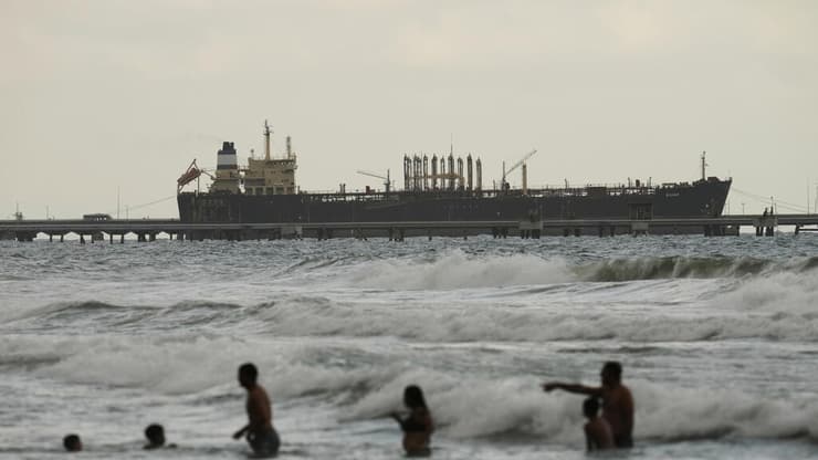 מכלית נפט עוגנת מול חופי פוארטו קאבלו בוונצואלה