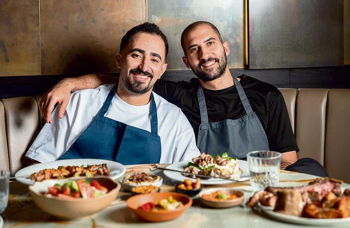 קיבוץ גלויות במטבח.  The View