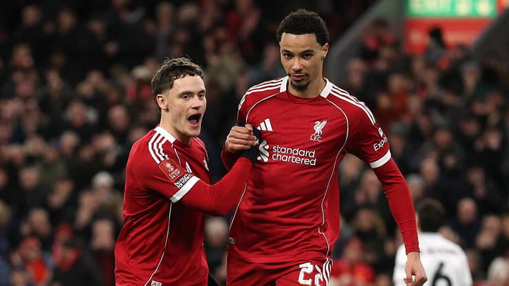 פלורין וירץ והוגו אקיטיקה חוגגים מול בארנסלי