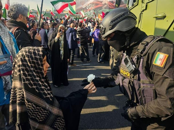 במשטר חגגו: "נוכחות התומכים שמה קץ ל'מזימה' נגד איראן". ילדה נותנת פרח לחייל, היום איראן הפגנות תמיכה בעד המשטר