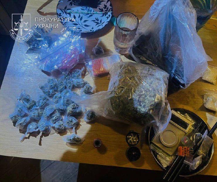 אזרח ישראלי קישט את עץ חג המולד שלו בקייב עם שקיות סמים