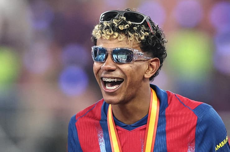 ימאל נהנה מהחיים (צילום: Fadel SENNA / AFP) ימאל נהנה מהחיים